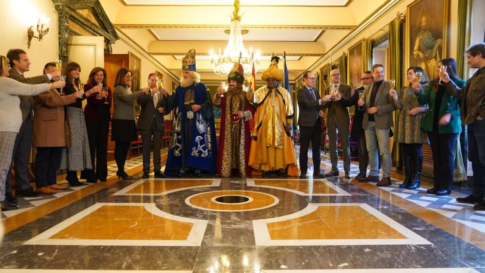 Recepción a los Reyes Magos y brindis con la corporación municipal del Ayuntamiento de Oviedo