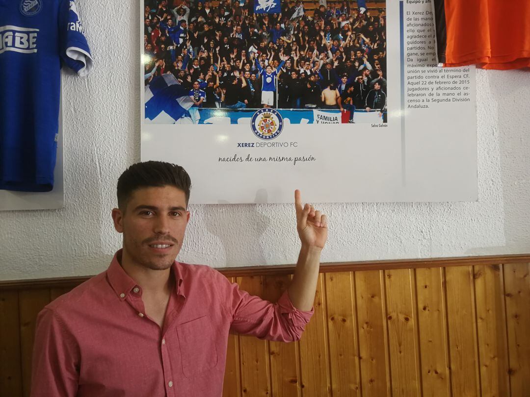 Padilla posa con una foto suya junto a la afición del Xerez DFC expuesta en la sede del club. 