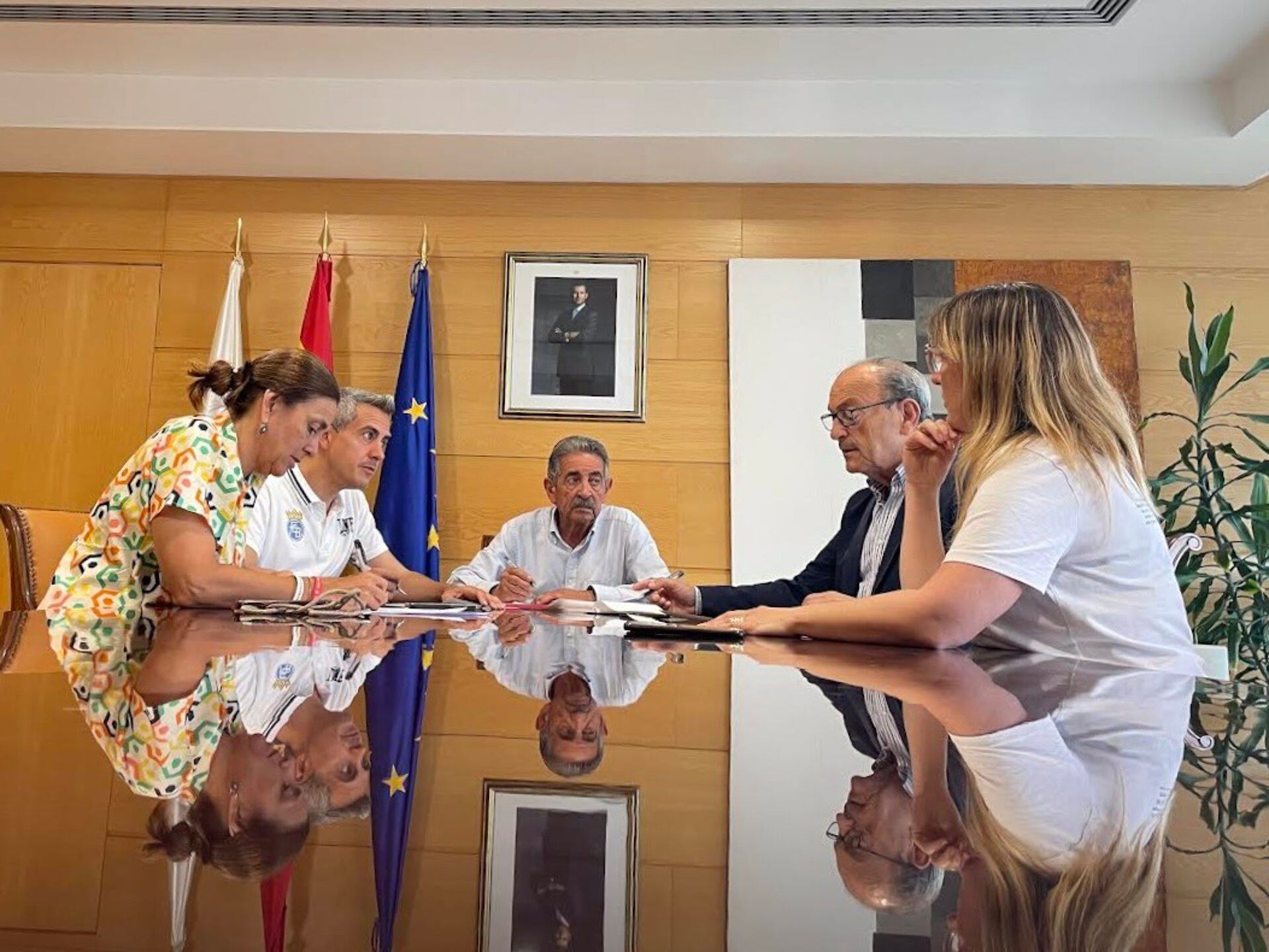 Paula Fernández, Pablo Zuloaga, Miguel Ángel Revilla, Javier López Marcano y Eugenia Gómez de Diego, en una reunión para abordar el conflicto del metal