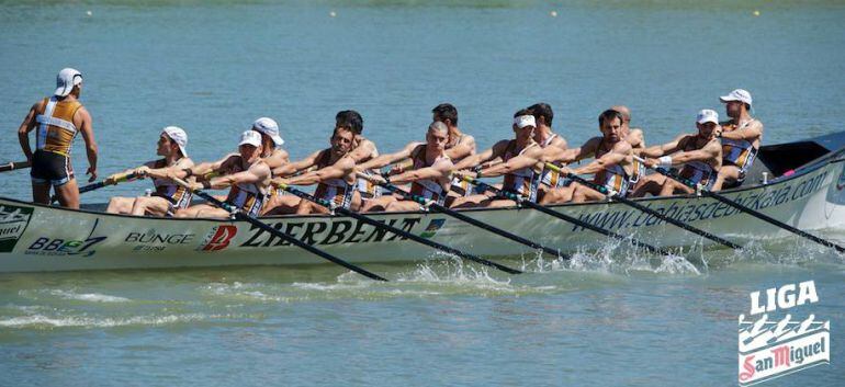 La tripulación de Zierbena, tras disputar la regata clasificatoria para la Bandera de la Concha 2016