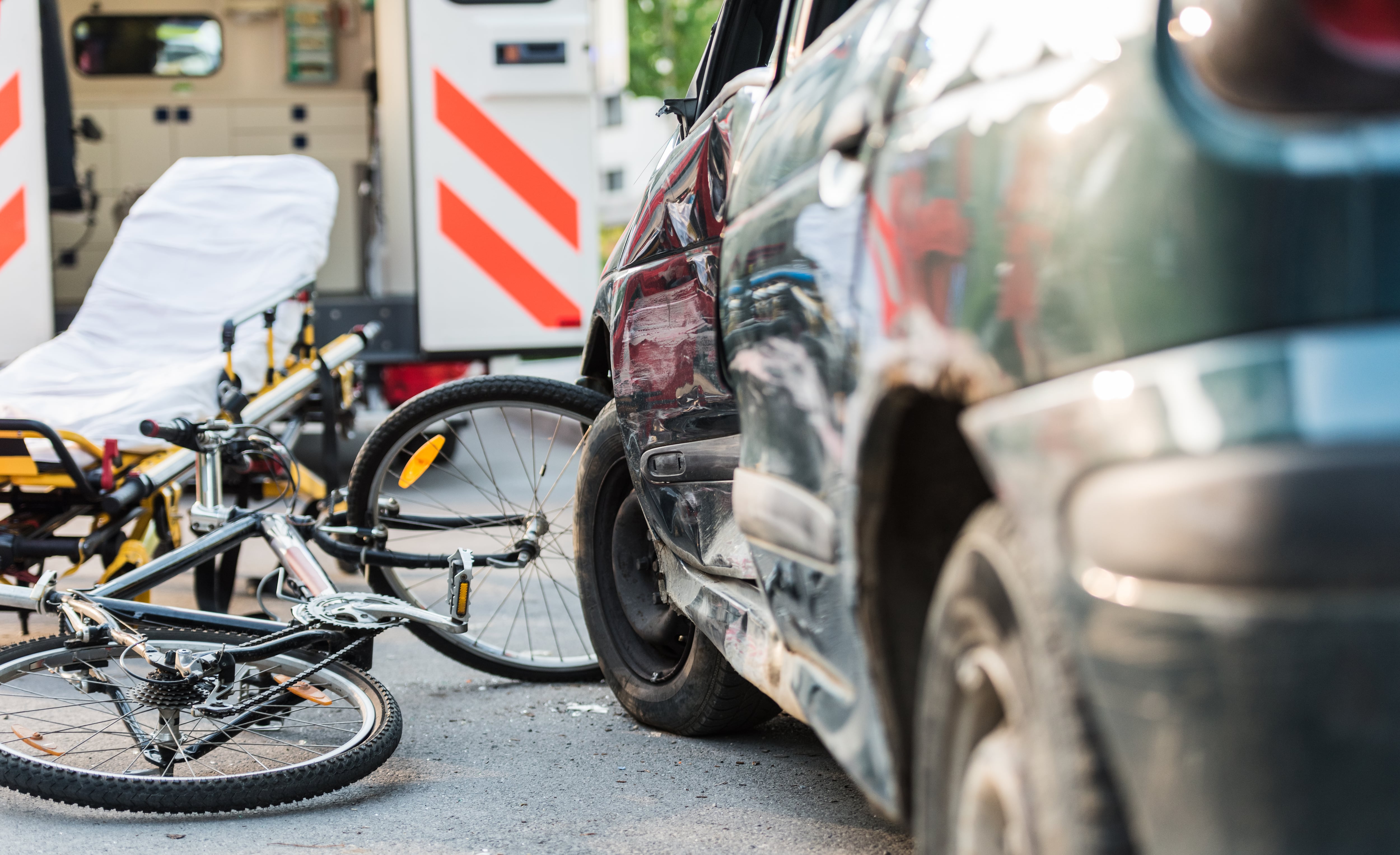 Accidente de tráfico entre un turismo y una bicicleta