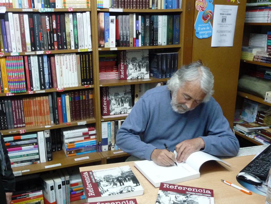 Lara, firmando ejemplares