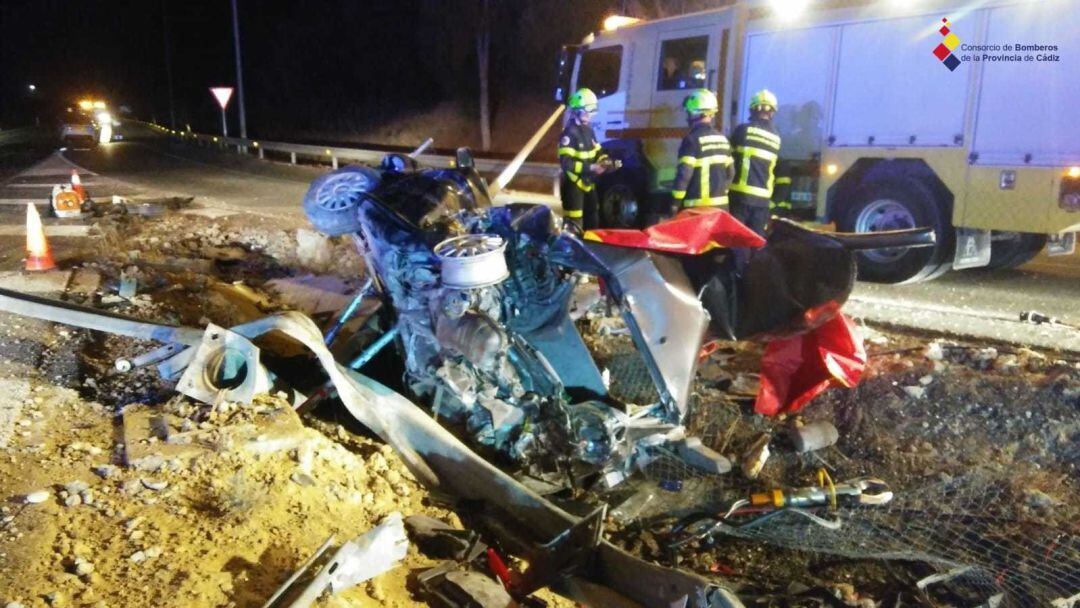 Un vehículo siniestrado en un accidente mortal en San Roque (Cádiz)