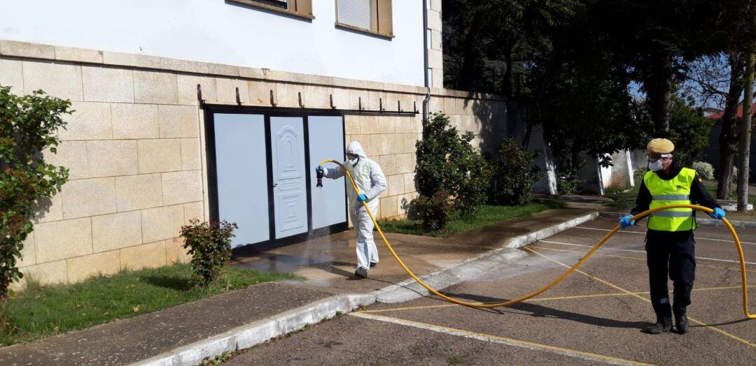 La UME desinfecta las instalaciones de la residencia de mayores de Mensajeros de la Paz en La Bañeza