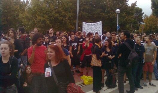 Estudiants, professors i personal d'administració es manifesta en la inauguració del curs universitari