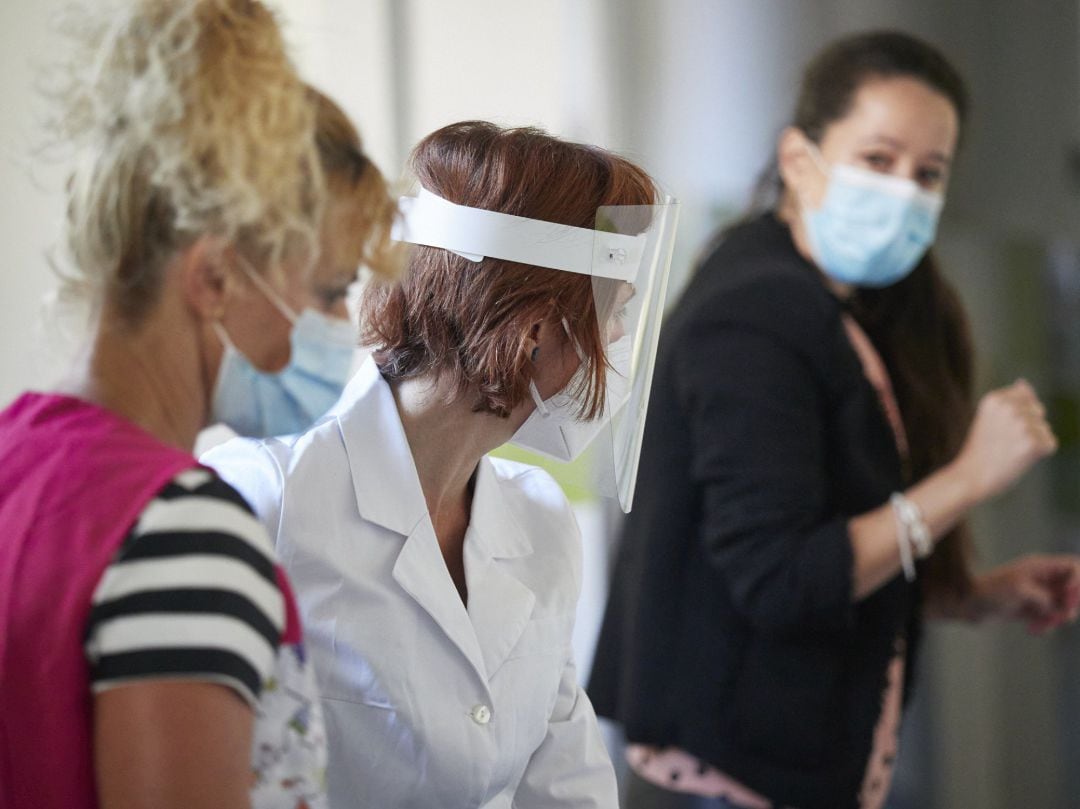 Personal docente con mamparas y mascarillas en el Colegio Público Víctor Pradera en el primer día de colegio del curso escolar 2020-2021en Pamplona, Navarra (España).