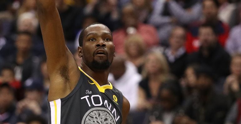 Kevin Durant, tras realizar un lanzamiento durante un partido