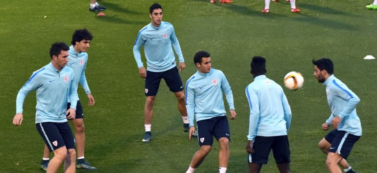 GRA325. LEZAMA (BIZKAIA), 04/11/2015.- Los defensas del Athletic Club de Bilbao Eneko Bóveda (d) y el francés Aymeric Laporte (i), con otros jugadores, durante el entrenamiento hoy del equipo en Lezama previo al partido de mañana frente al FK Partizan de Belgrado en San Mamés dentro de la fase de grupos de la Liga Europa. EFE/Miguel Toña