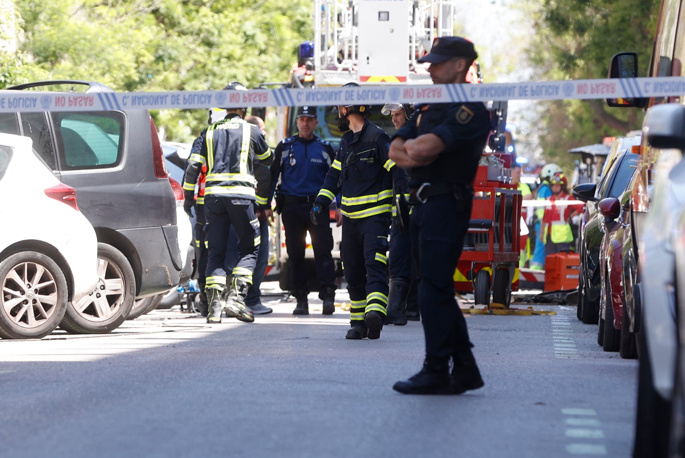 Los bomberos del Ayuntamiento trabajan en el edificio afectado en busca de posibles víctimas.