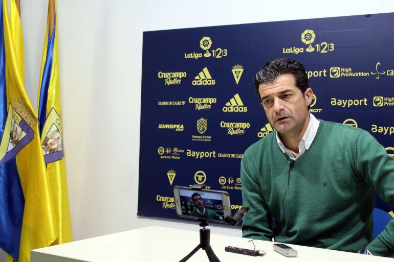 Mariano Suárez, entrenador del Arcos CF, durante una rueda de prensa  