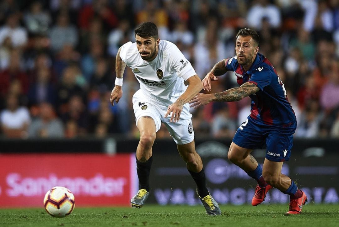 Piccini, durante un derbi contra el Levante en Mestalla. 