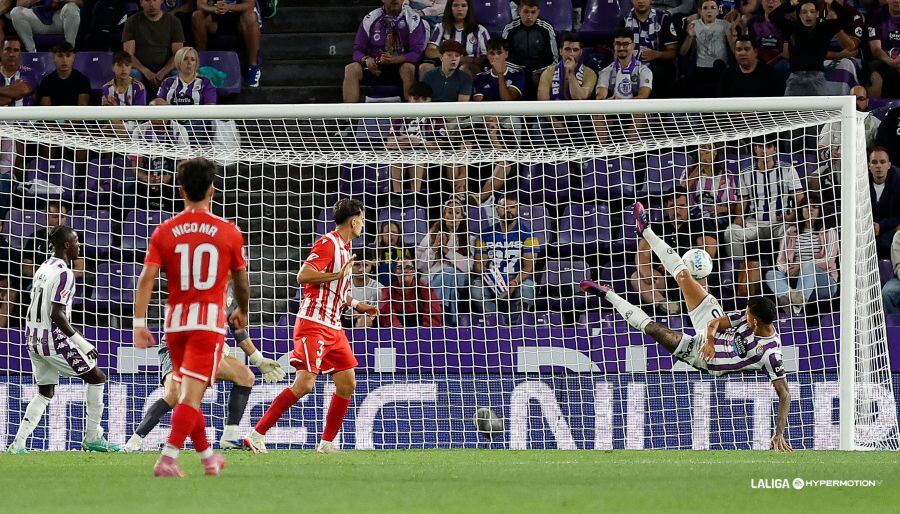 En la portería del Almería entra todo lo que le rematan.