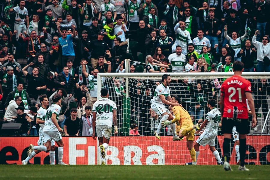 Los jugadores del Elche CF festejan el penalti malogrado por Muriqi