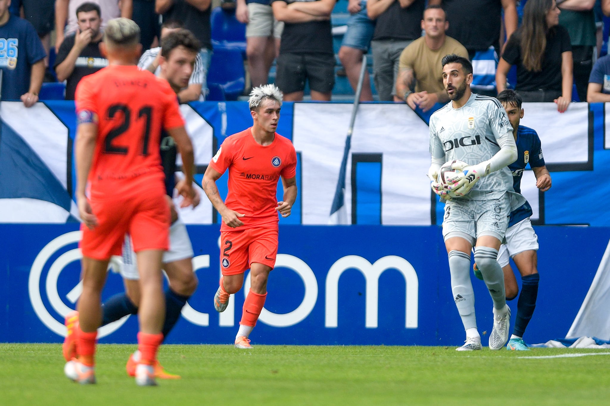 Tomeu Nadal durante una acción del juego contra el Andorra (Real Oviedo)