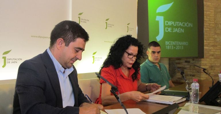 El presidente de la Diputación de Jaén, Francisco Reyes, firma el documento sobre la llegada del legado de Miguel Hernández en presencia de su nieta, Lucía Izquierdo.