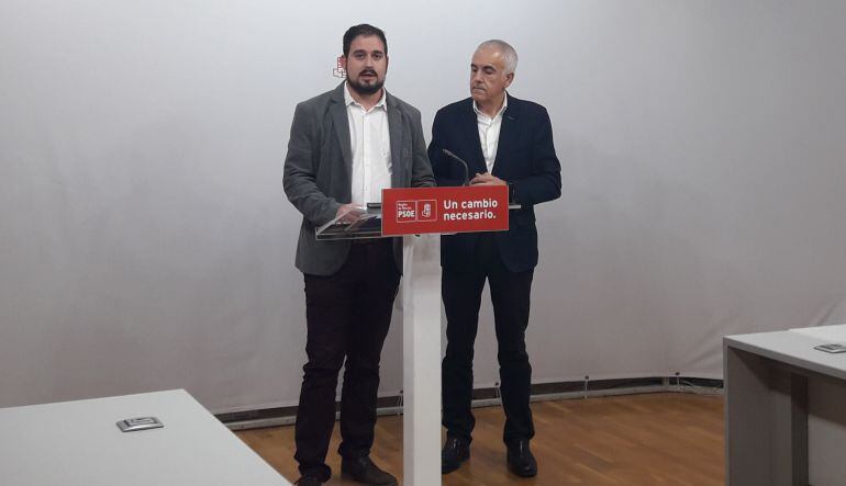 A la izquierda, Mario Cervera, portavoz del grupo socialista en Los Alcázares. A la derecha, Alfonso Martínez Baños, secretario de política municipal del PSRM-PSOE