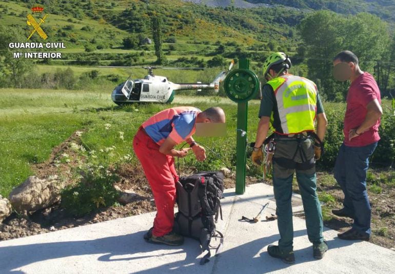 Los agentes tuvieron que asistir al montañero enriscado