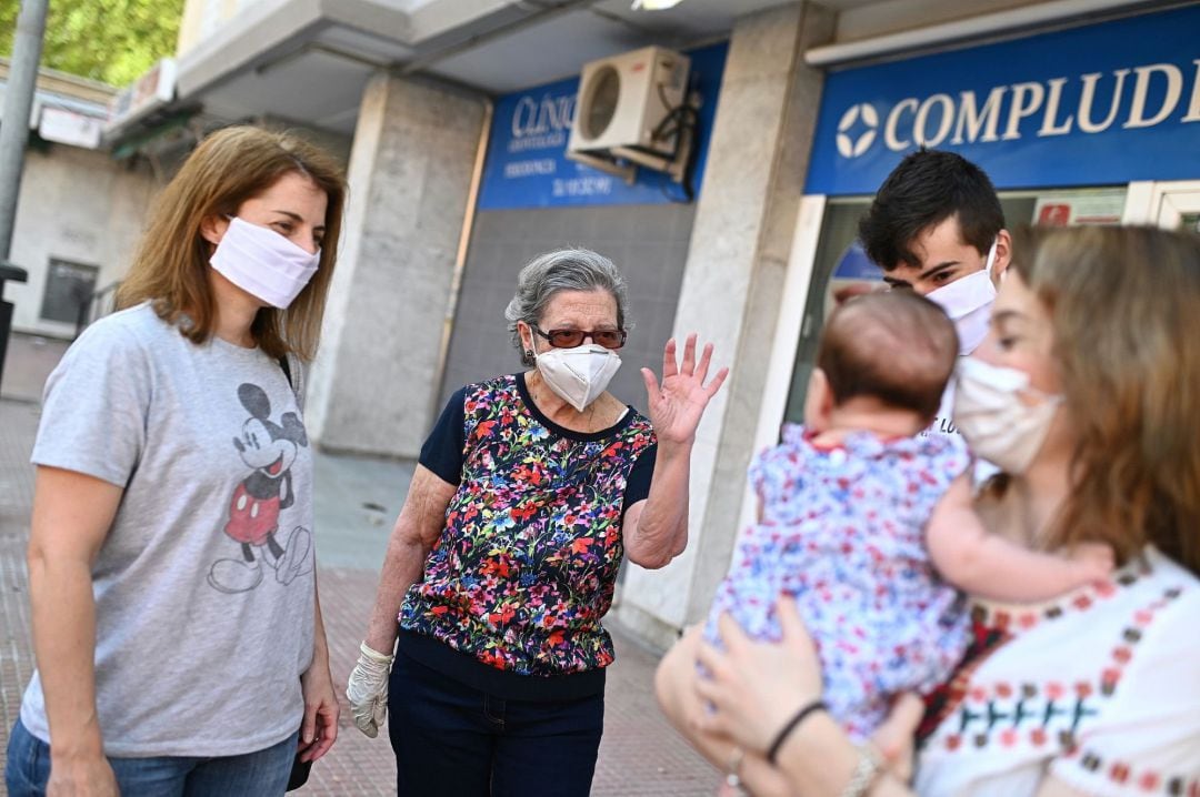 Cuatro generaciones de una misma familia se reencuentran durante el primer día de la fase 1 en Alcalá de Henares en Madrid.