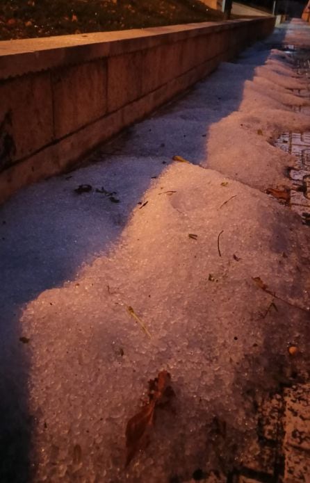 Granizo acumulado en una calle