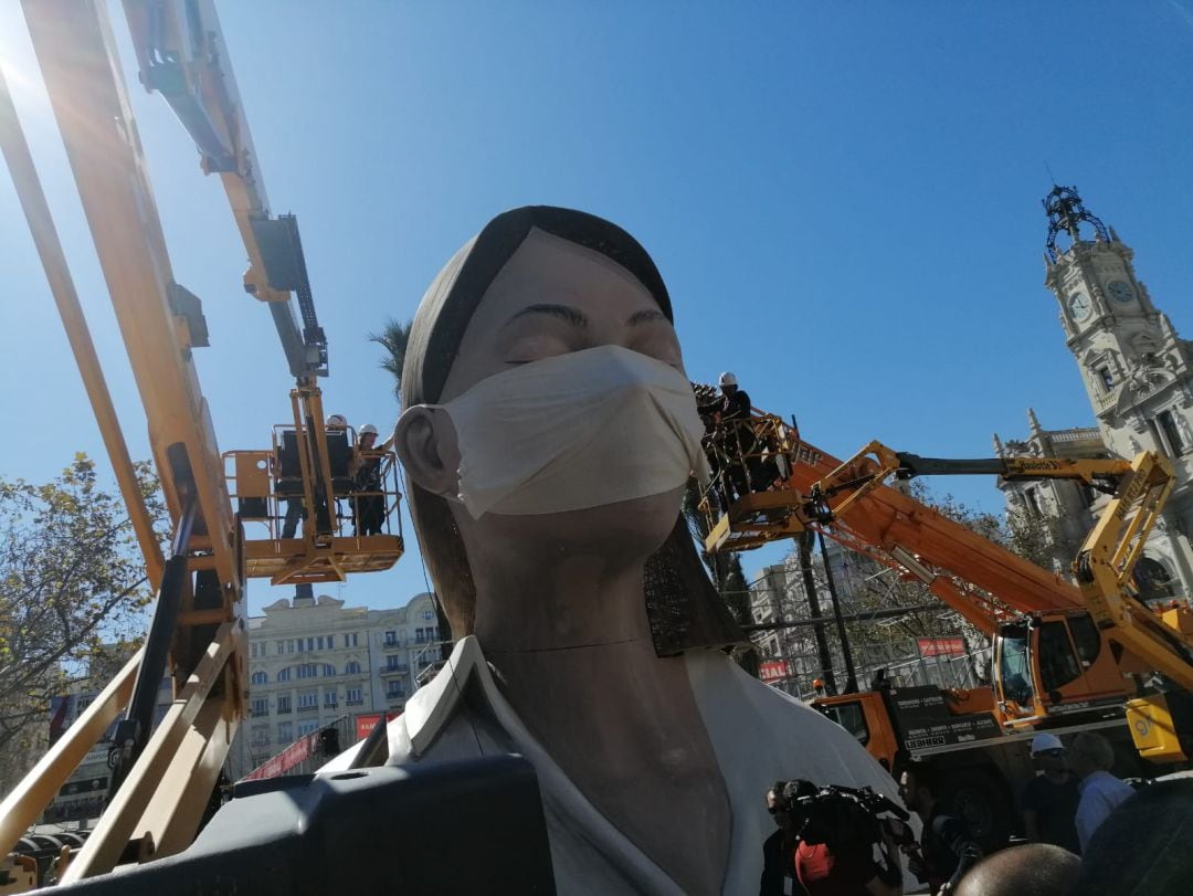 Le ponen una mascarilla a la figura central de la falla municipal obra de Escif 