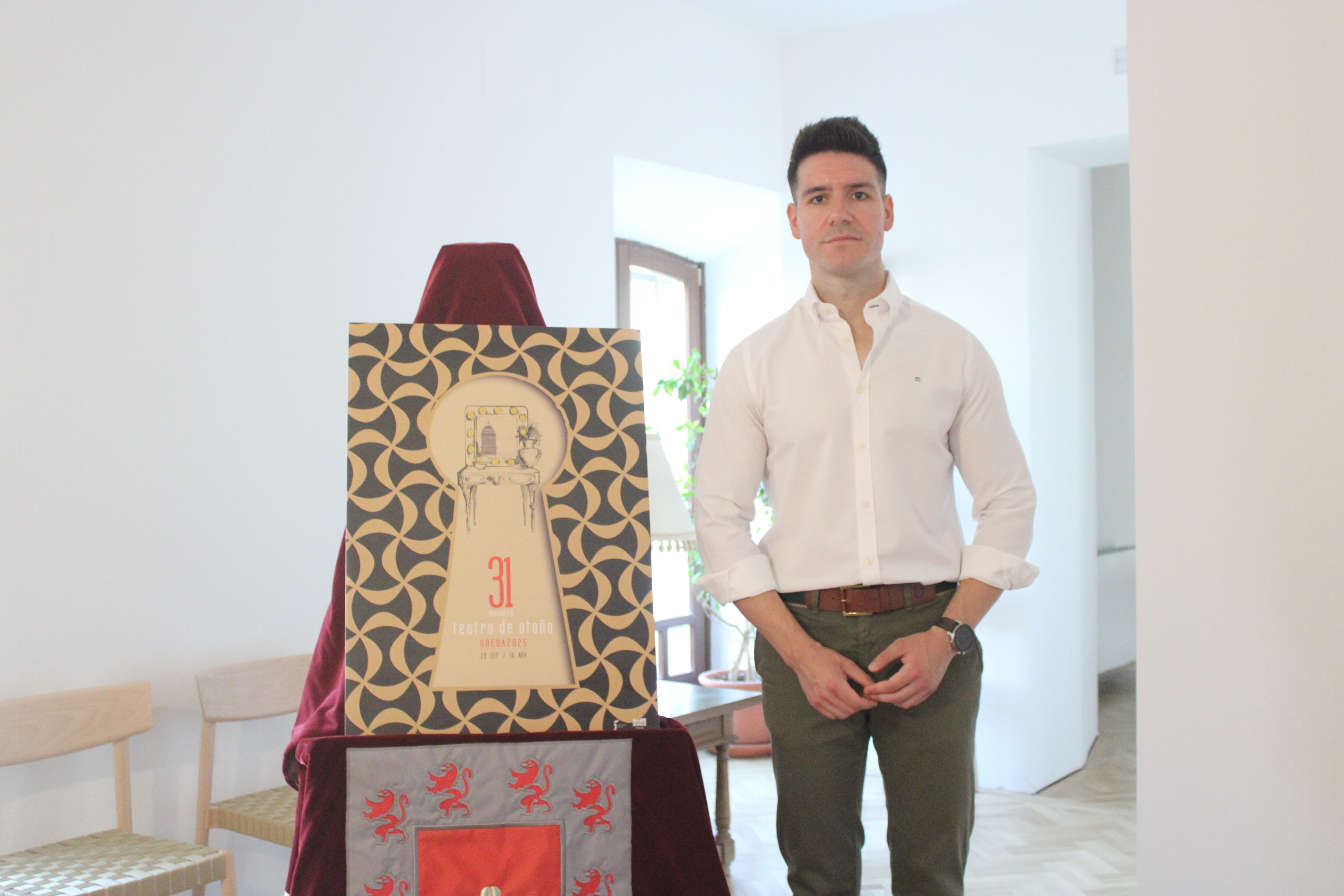 El edil de patrimonio mundial, José Miguel Gámez, en la presentación de la 31ª Muestra de Teatro de Otoño de Úbeda