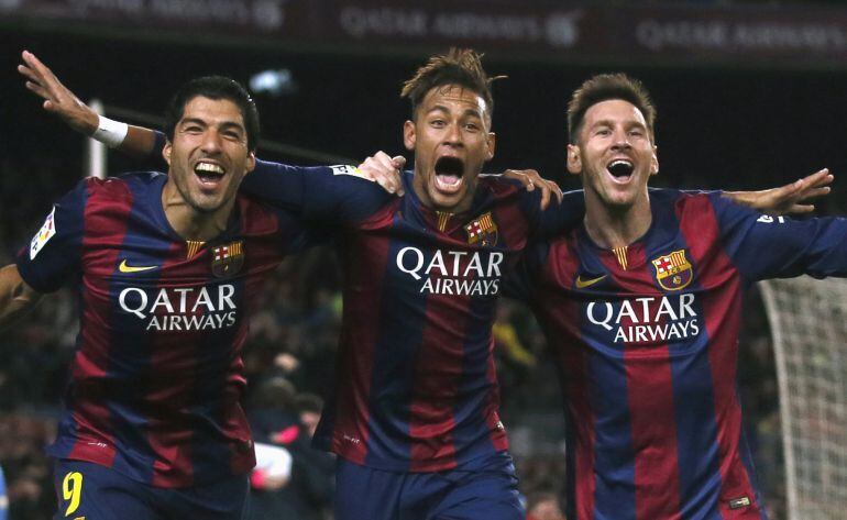 (L-R) Barcelona&#039;s Luis Suarez, Neymar and Lionel Messi celebrate a goal against Atletico Madrid during their Spanish First Division soccer match at Camp Nou stadium in Barcelona January 11, 2015.  REUTERS/Albert Gea (SPAIN - Tags: SPORT SOCCER)