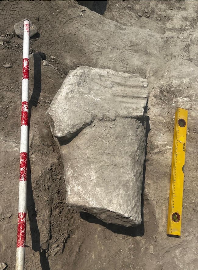 Parte de la esfinge sobre el terreno donde se ha encontrado