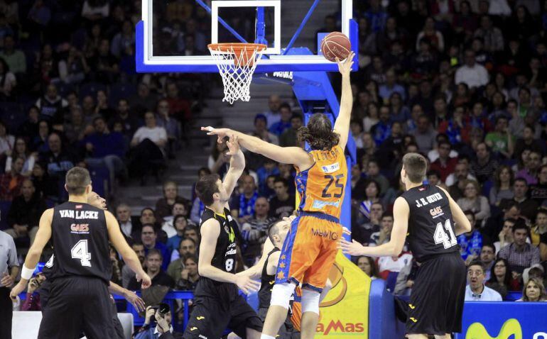 GRA342. MADRID, 01/03/2015.- El pívot bosnio del Valencia Basket Kresimir Loncar (c), intenta canasta ante el ala pívot bosnio del Estudiantes Stefan Bircevic, durante el partido de la vigésima segunda jornada de Liga que disputan en el Palacio de los Deportes de Madrid. EFE/VÍCTOR LERENA