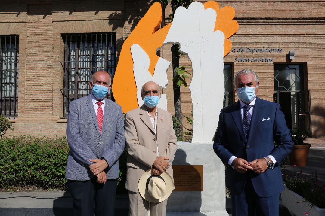 Presentación de la escultura &quot;El Aplauso&quot; en el Colegio de Médicos de Málaga