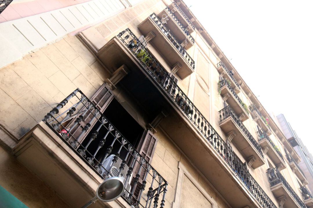 L'habitatge del número 209 del carrer Aragó de Barcelona on aquest matí s'ha produït un incendi