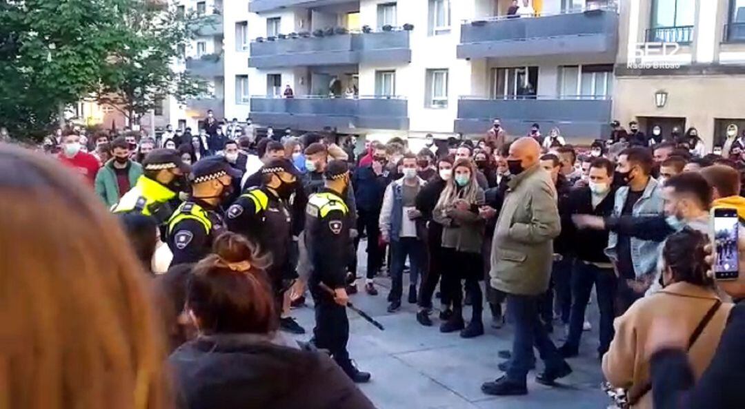 En la plaza San Nikolas de Algorta, un grupo de clientes de la zona de las terrazas recibieron a la policía a botellazos cuando los agentes les instaba a abandonar la zona al cumplirse el límite del horario establecido para la hostelería