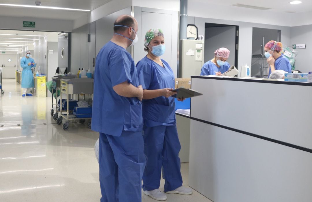 Varios sanitarios en la planta de un hospital.