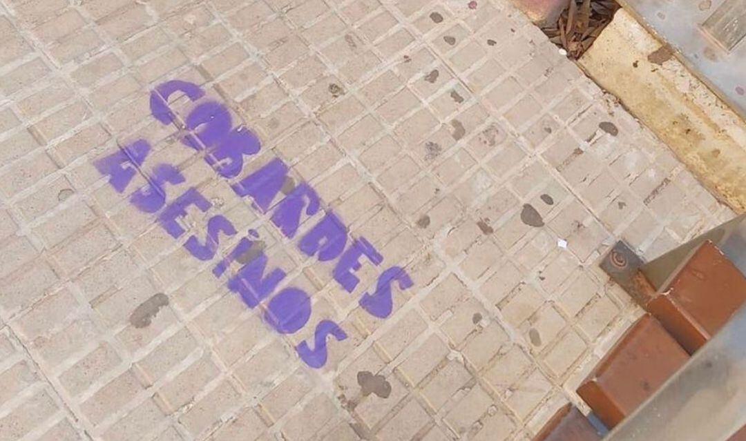 Las pintadas se han reproducido a los alrededores de los centros sanitarios