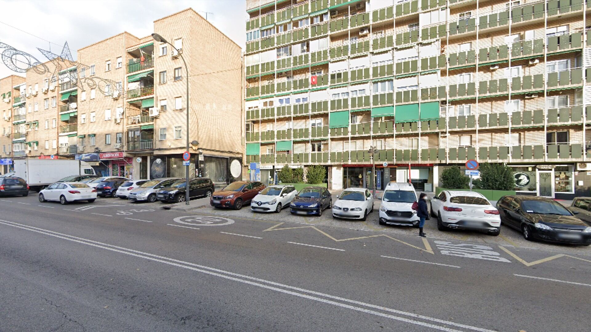Coches aparcados en la avenida Juan de la Cierva