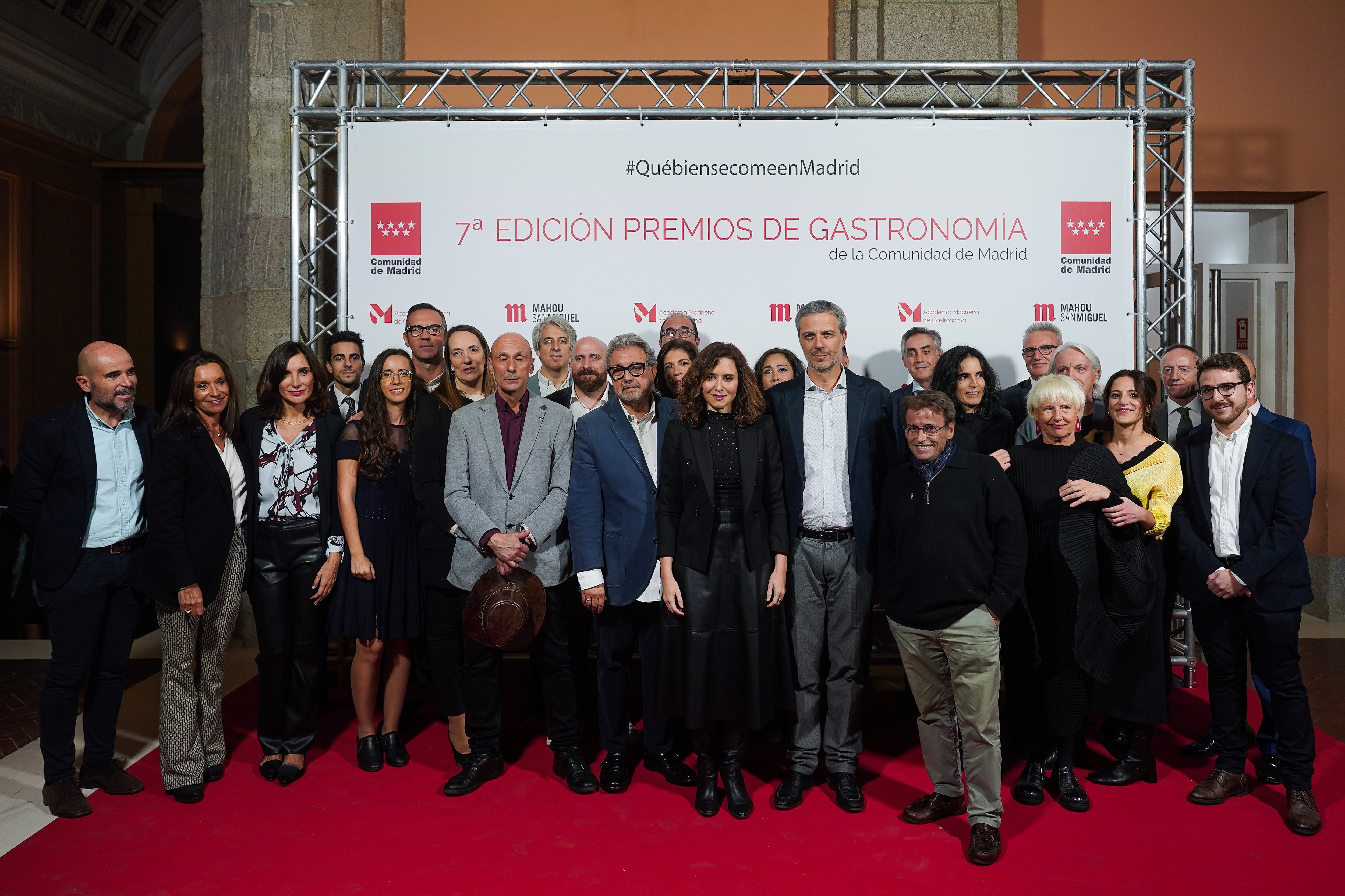 Foto de familia de los galardonados en los VII Premios de la Academia Madrileña de Gastronomía.