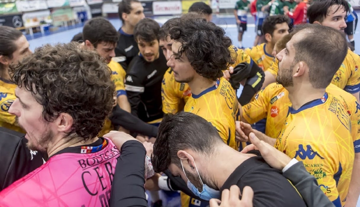 La plantilla del Villa de Aranda se conjura en la pista durante uno de los duelos de la presente temporada