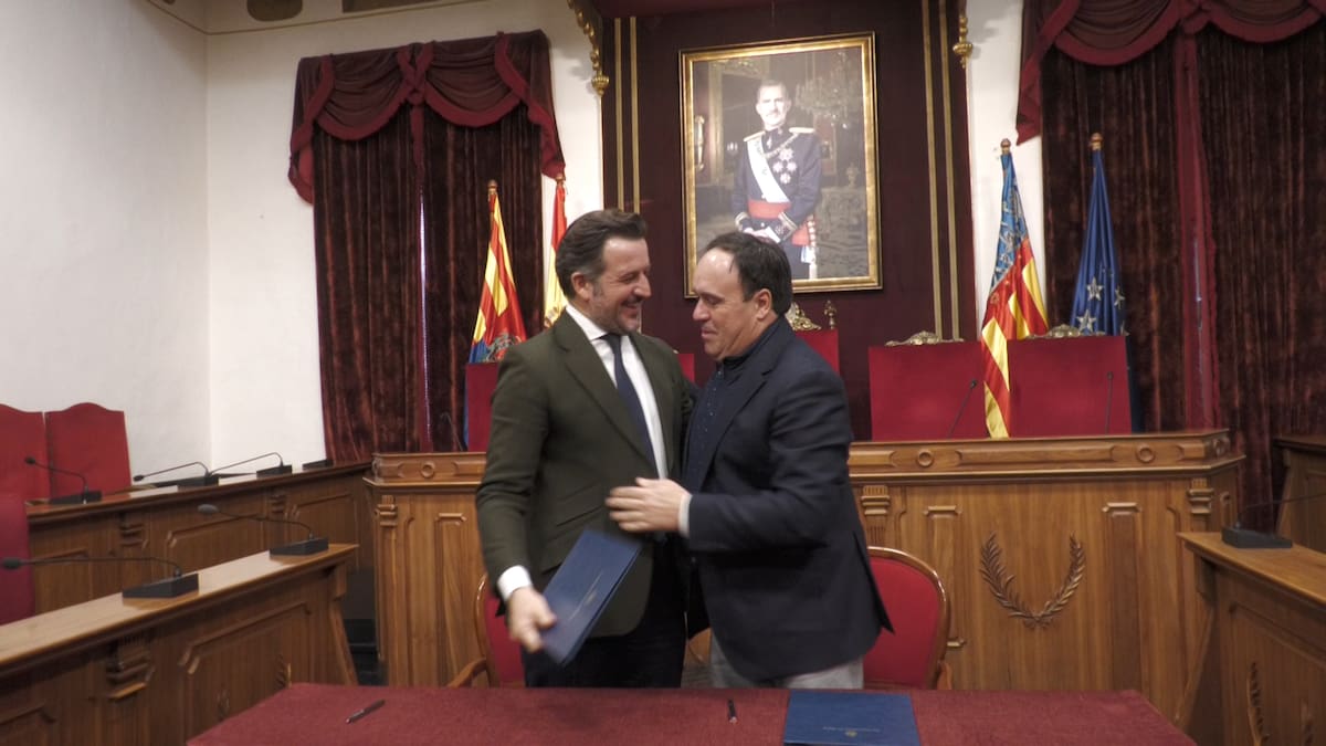 Pérez Llorca firma el convenio para la puesta en marcha del e-TRAM sin "certezas" de que las obras empiecen este mandato