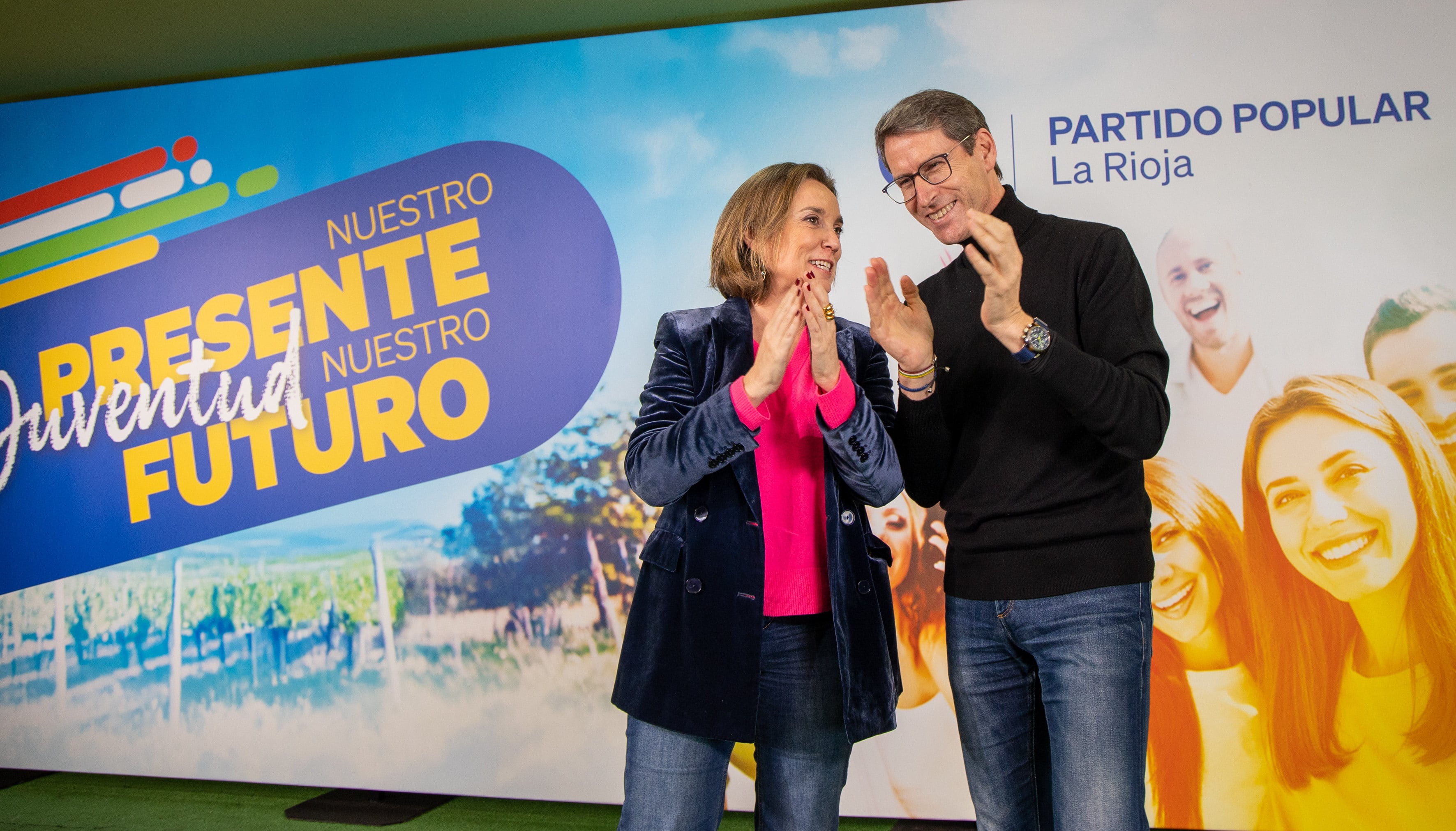 LOGROÑO, 08/02/2025.- La secretaria general del Partido Popular, Cuca Gamarra (i), y el presidente de la Rioja, Gonzalo Capellán, clausuran unas jornadas de su formación sobre juventud, un día después de que Alberto Núñez Feijóo anunciara una &quot;hucha hogar joven&quot; con deducciones fiscales destinada a jóvenes de hasta 40 años.EFE/ Raquel Manzanares
