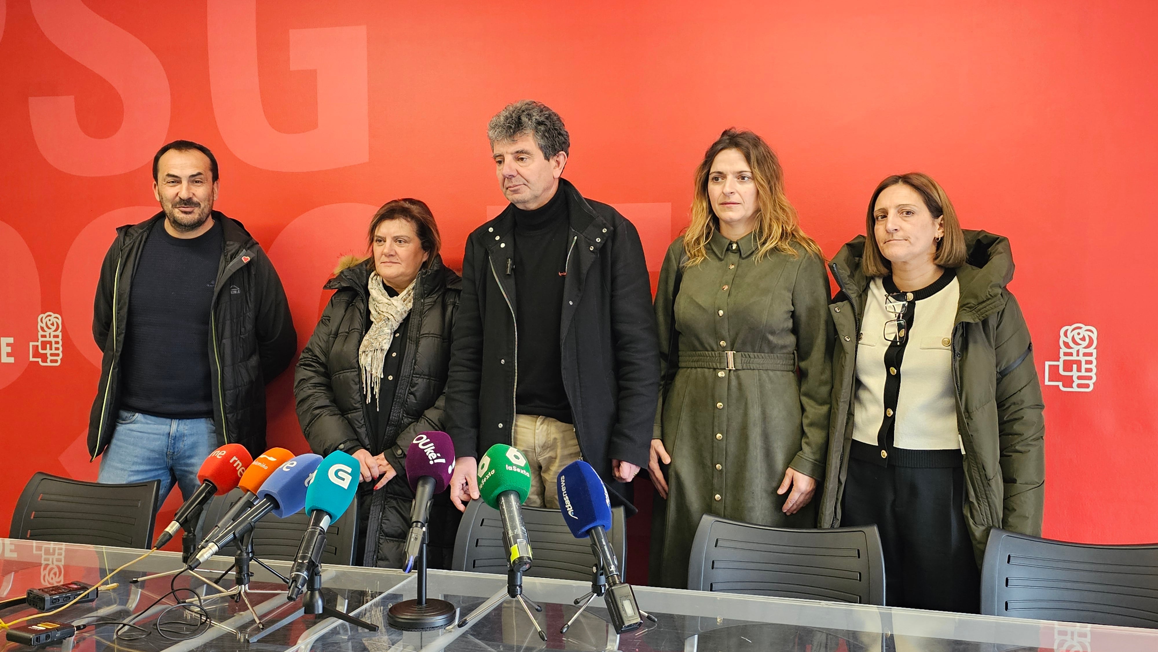 Álvaro Vila (centro) en la rueda de prensa tras la reunión de la ejecutiva del PSOE