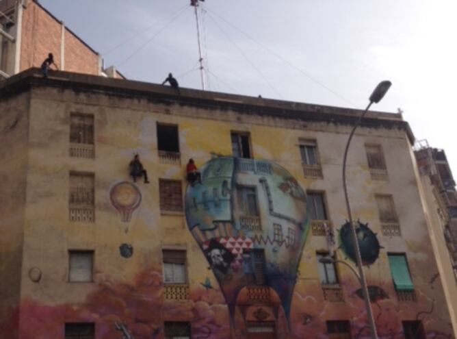 Els dos activistes penjats a la façana de La Carboneria