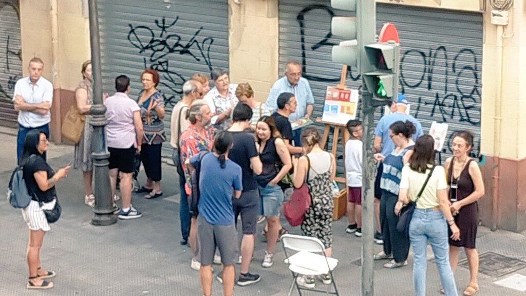 Vecinos del barrio de Orriols, en València, salen a pintar en las esquinas donde más delincuencia suele haber para &quot;recuperar el espacio público&quot;