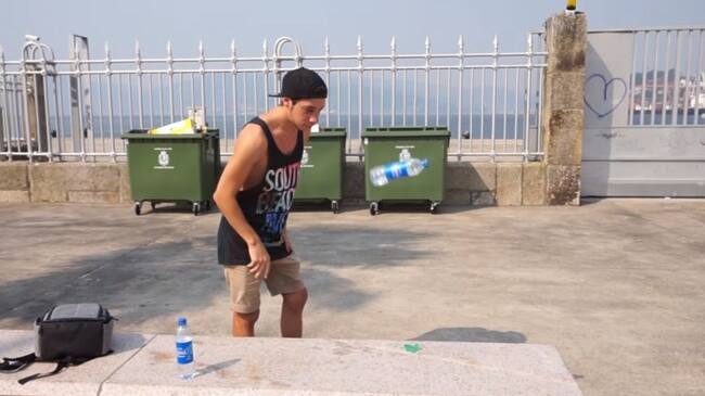 El "reto de la botella" se ha convertido en el juego de moda y los vídeos en youtube con consejos para conseguirlo acumulan millones de visitas