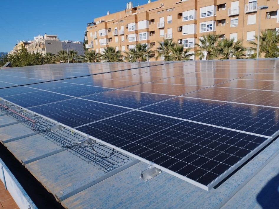 Burriana culmina la instalación de las placas fotovoltaicas de la piscina municipal