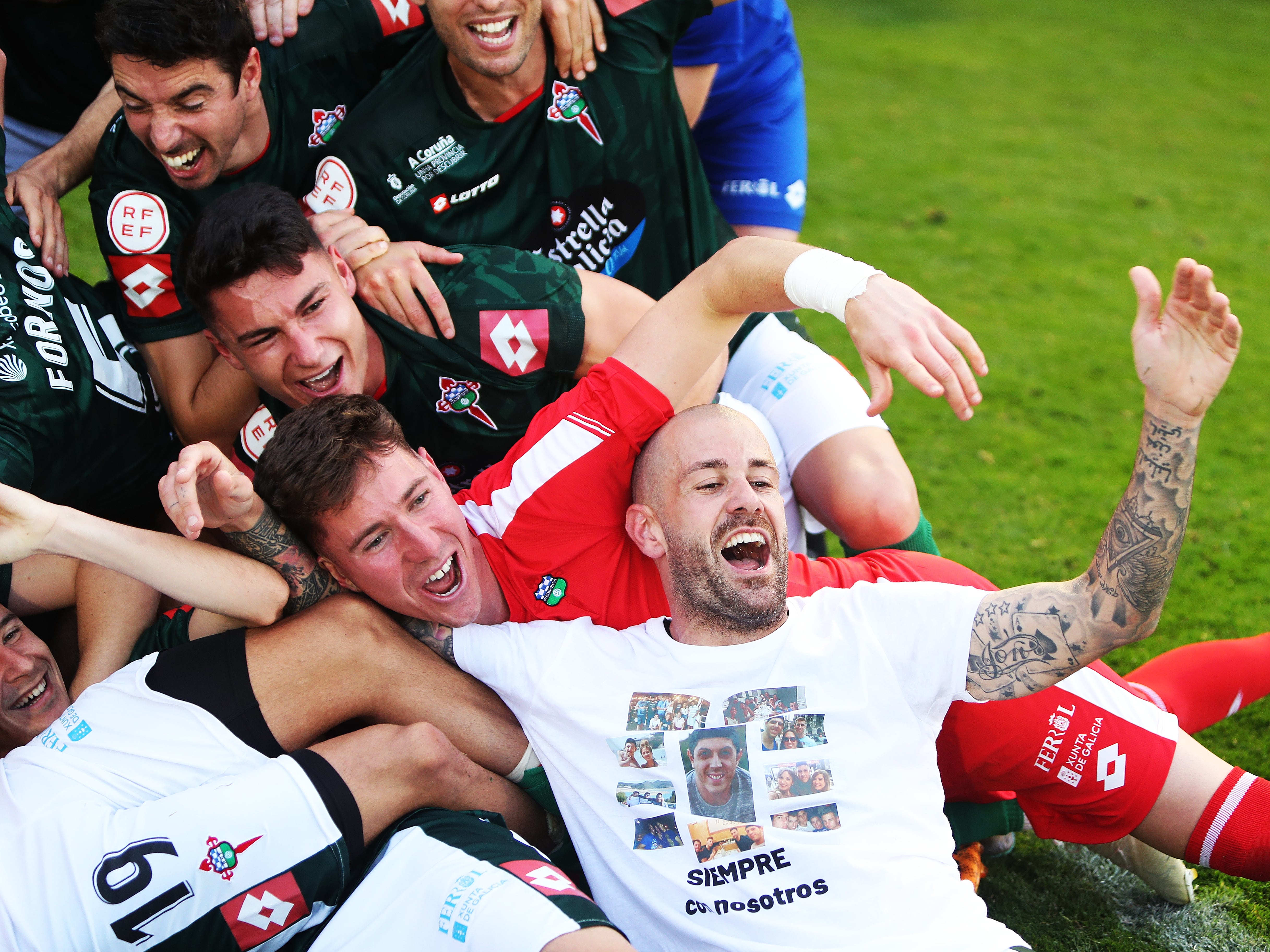 Los jugadores del Racing, el pasado sábado durante la celebración en A Malata de su ascenso a Segunda División (foto: Raúl Lomba / Cadena SER)