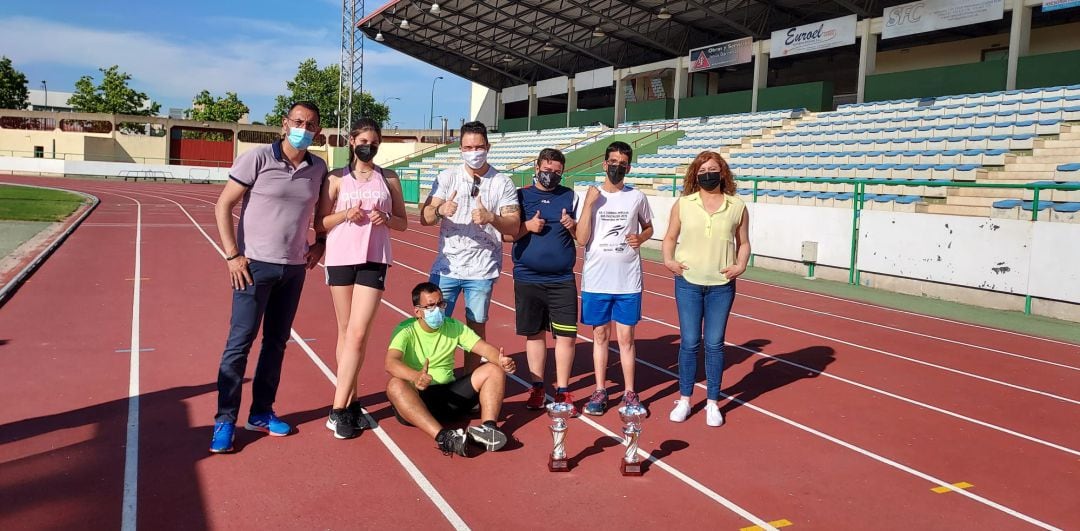 Algunos de los atletas  ganadores de medallas, junto al redactor de Radio Puertollano y Santiago de Tera, vicepresidente del Club Paralímpico de Puertollano