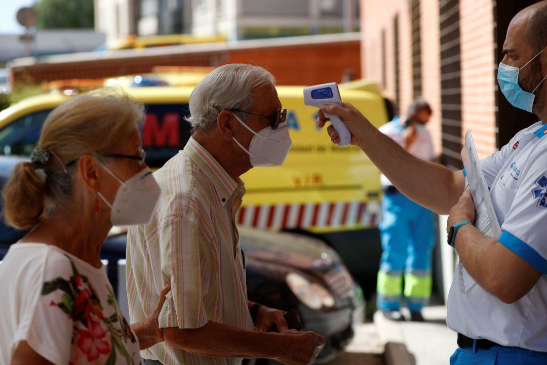 Un sanitario toma la temperatura