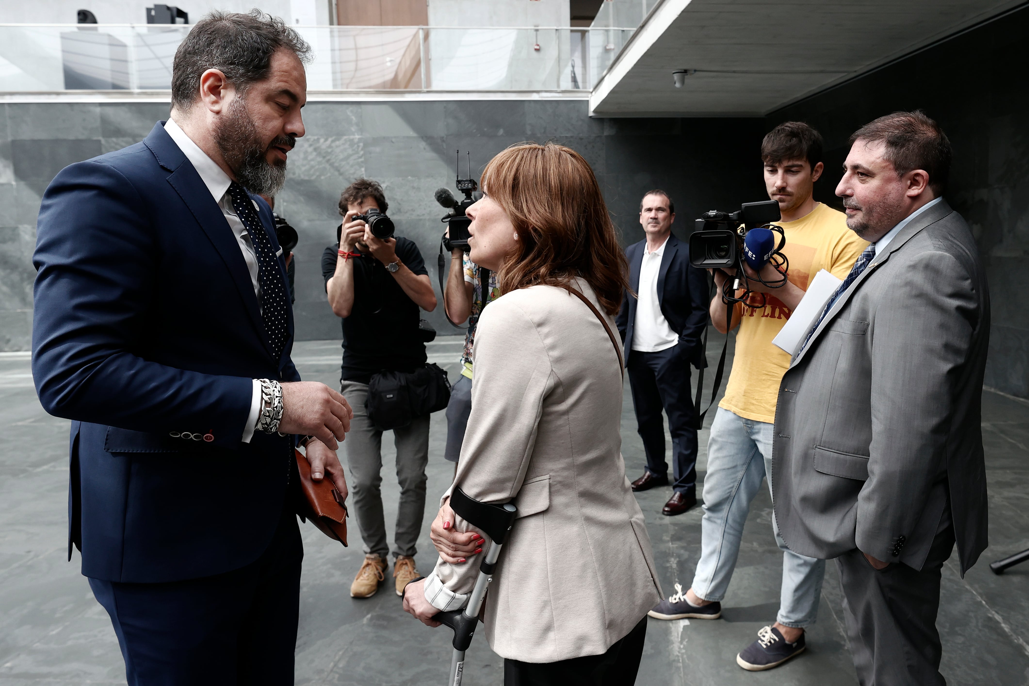 Ramon Alzorriz del PSN (i) junto a Uxue Barkos y Unai Hualde (d) de Geroa Bai