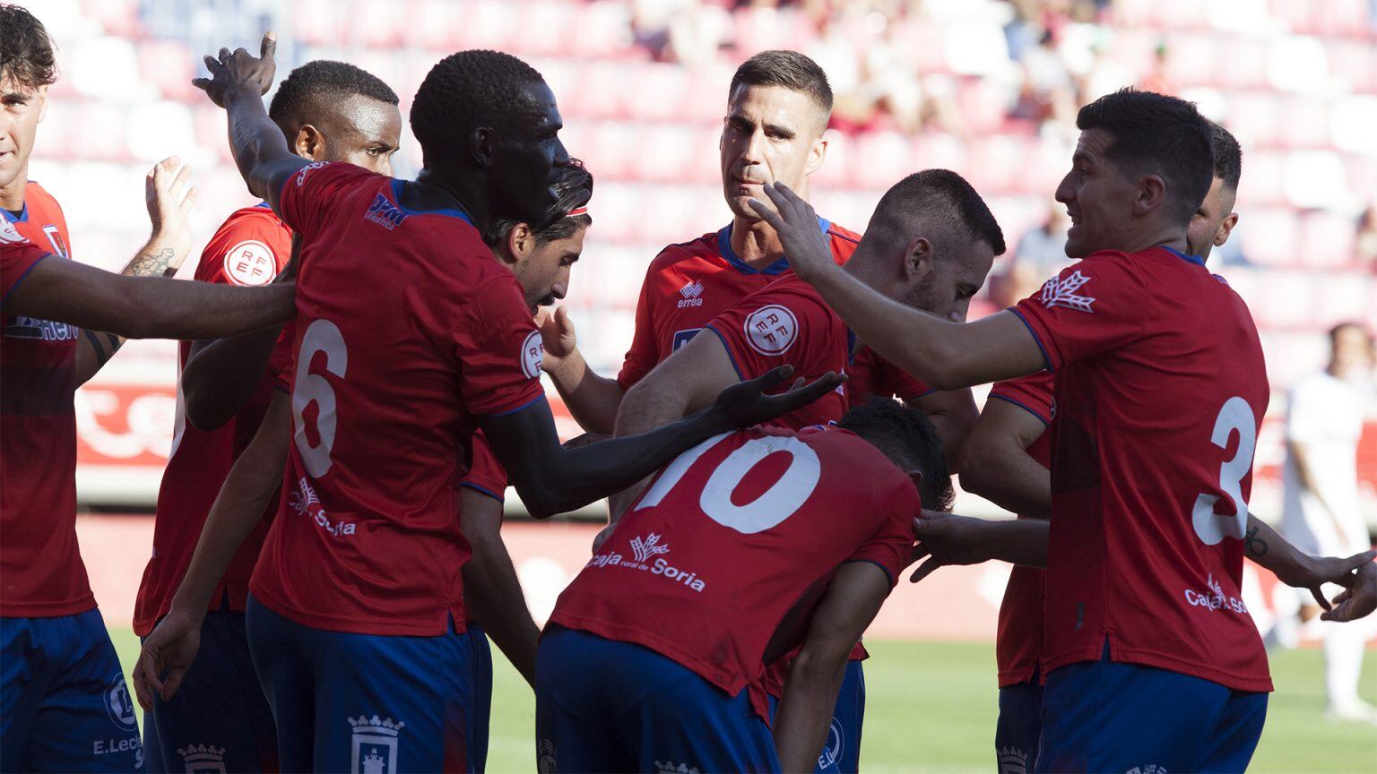 Los jugadores del Numancia celebran un gol en Los Pajaritos.