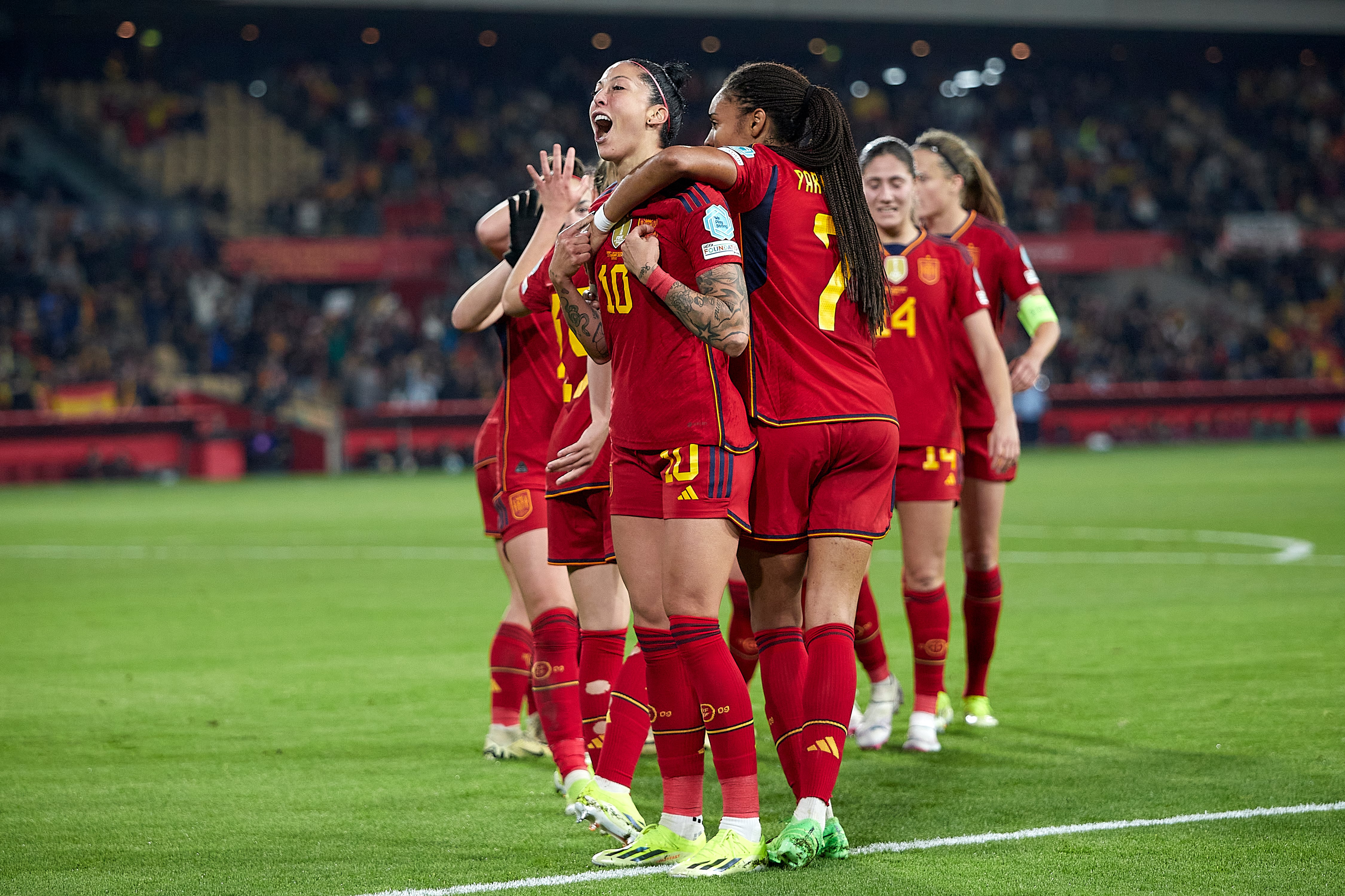 Jenni Hermoso celebra el 1-0 con Salma Paralluelo durante el partido de semifinales de la UEFA Women&#039;s Nations League 2024 disputado en el Estadio de La Cartuja. (Photo by Jesus Ruiz/Quality Sport Images/Getty Images)