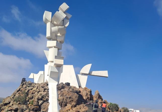 La Escultura de la Fecundidad, en el Monumento al Campesino de Lanzarote, afectada por el viento.